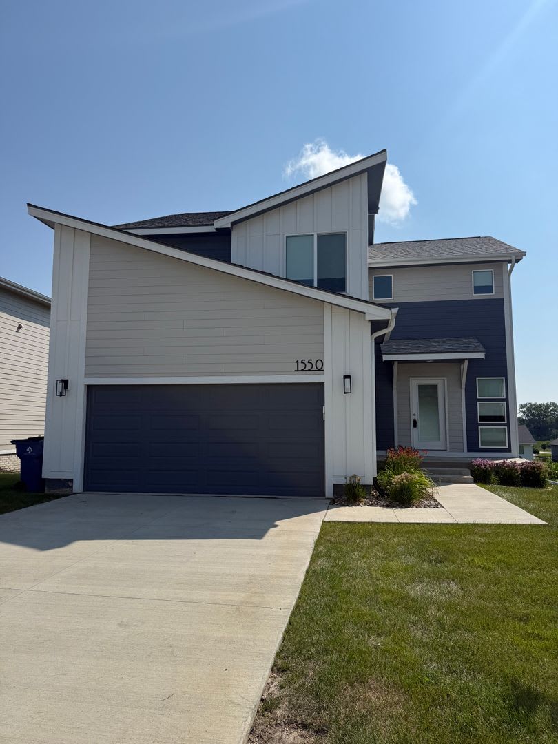 Luxury Newer Construction Home! Perfect Location! – photo 1
