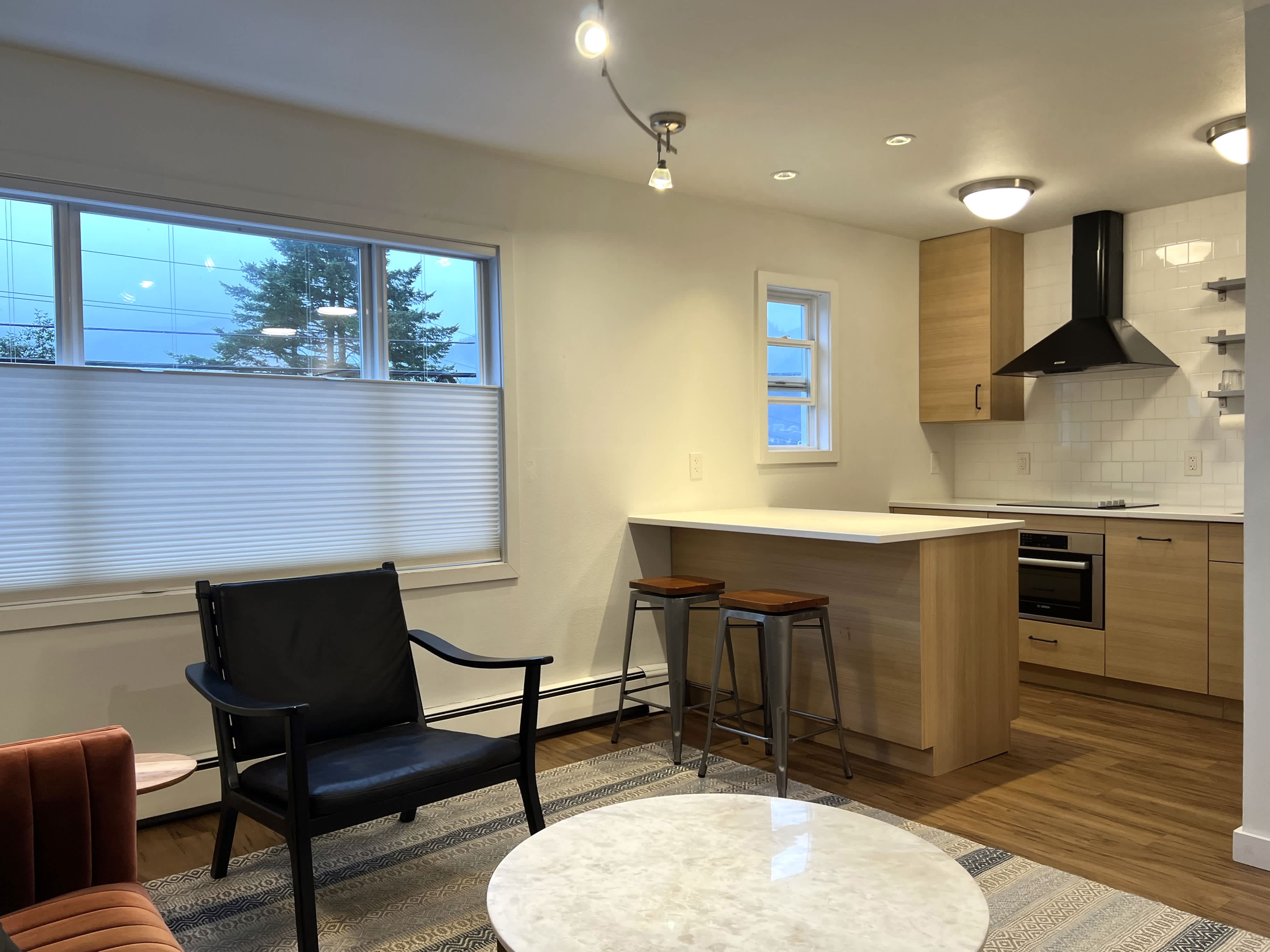 350 Irwin St – photo 5
