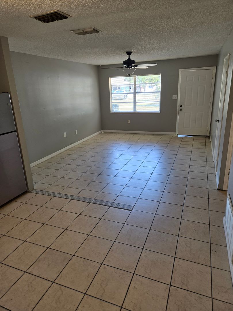 2 BED / 1 BATH DUPLEX (MOVE IN SPECIAL 1/2 OFF 1ST MONTH'S RENT) – photo 4