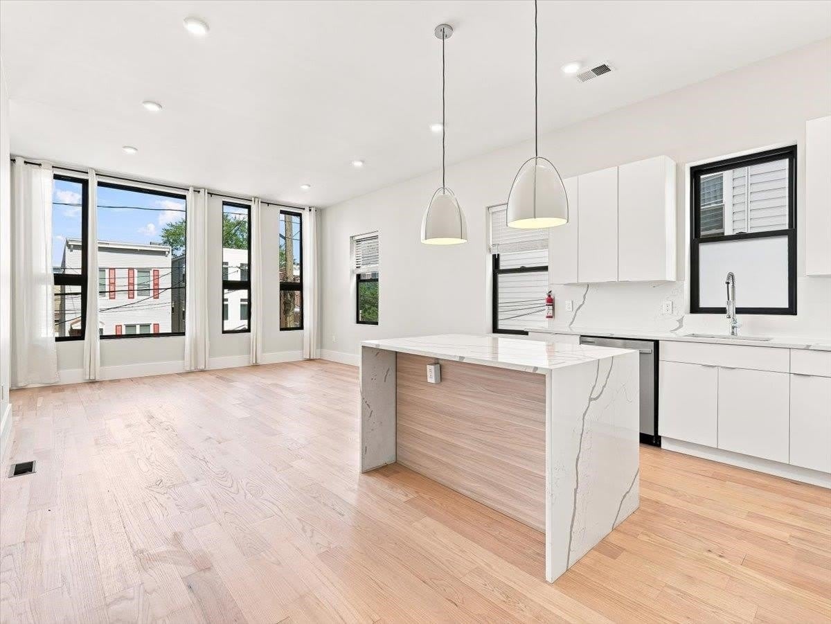 220 FREEMAN AVE – photo 2
