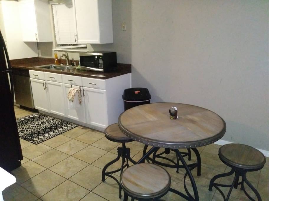 1102 Echo Lane – photo 3