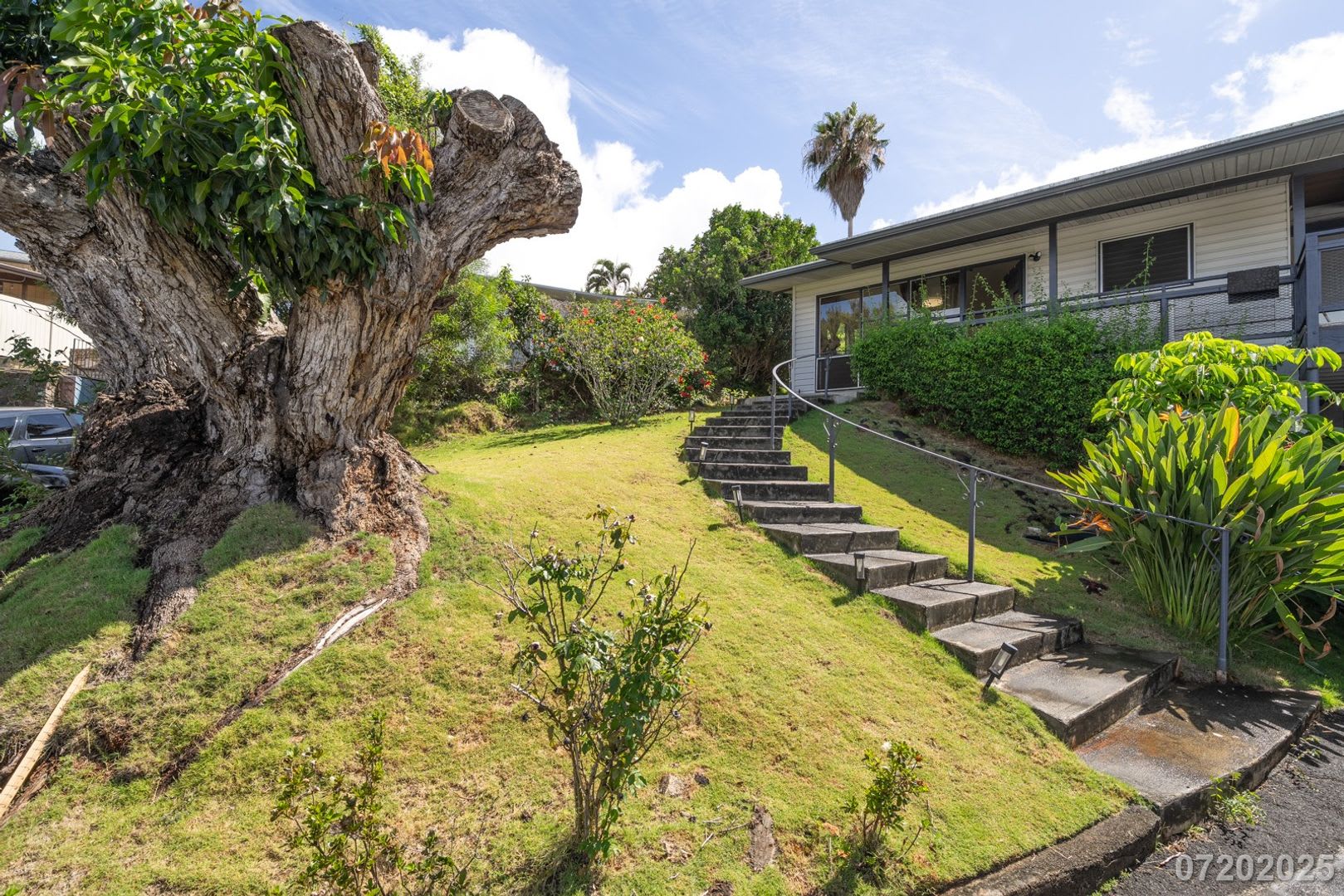 Rarely Available 3Ba 2Ba 3 4 Pkg Sf In Aiea Heights – photo 2