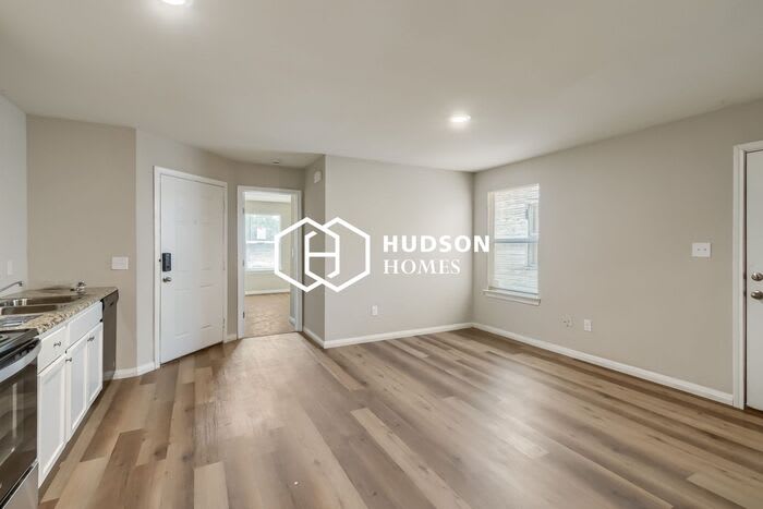 1320 Oak Street – photo 4