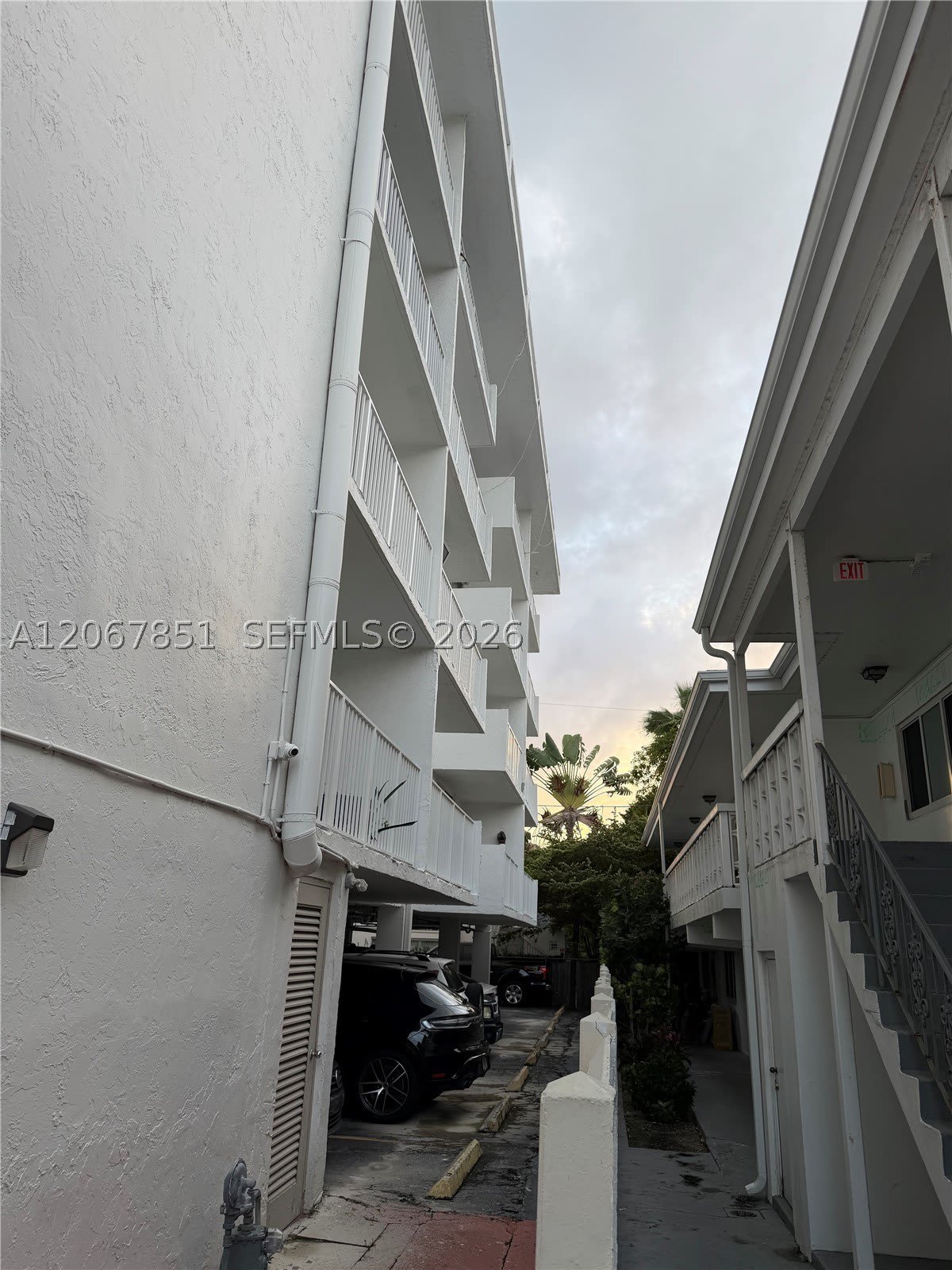 910 Michigan Ave – photo 4