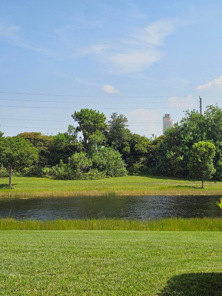 1049 Golden Lakes Blvd – photo 2