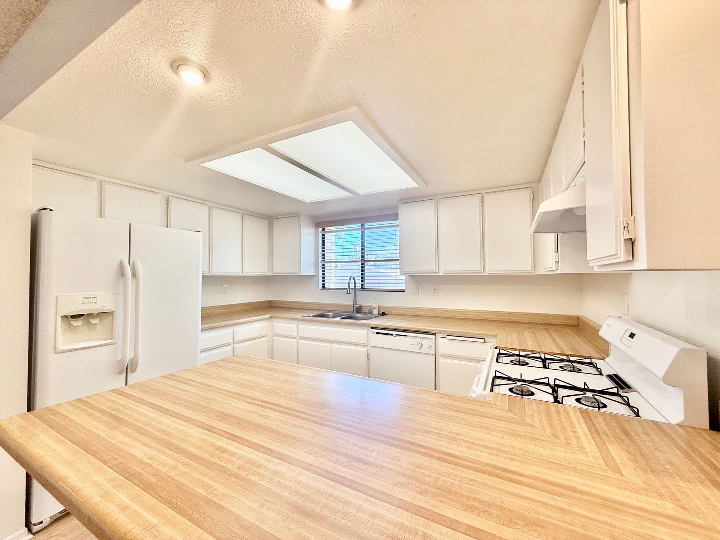 Available Now 3 Bedroom 2 Bathroom Upper Level Apartment In Palm Desert – photo 5