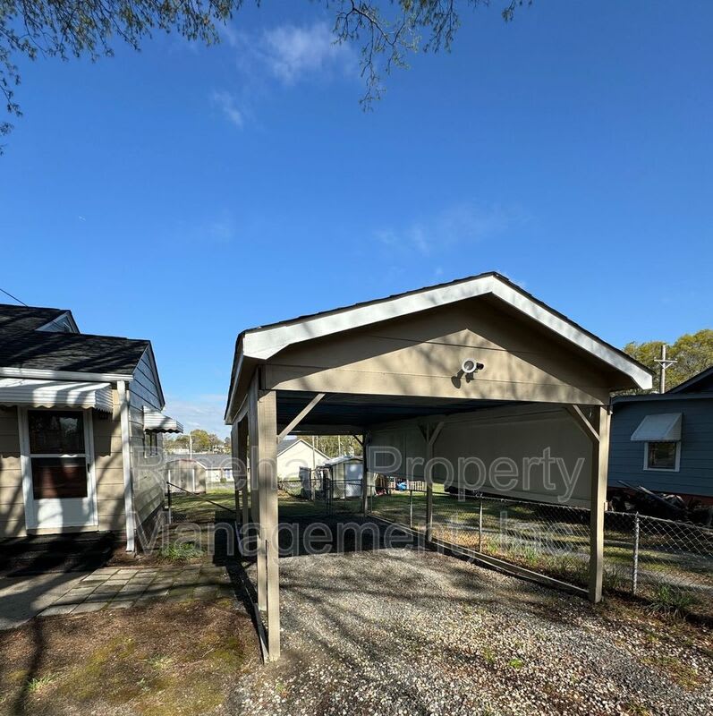 221 Hutchinson Street – photo 3