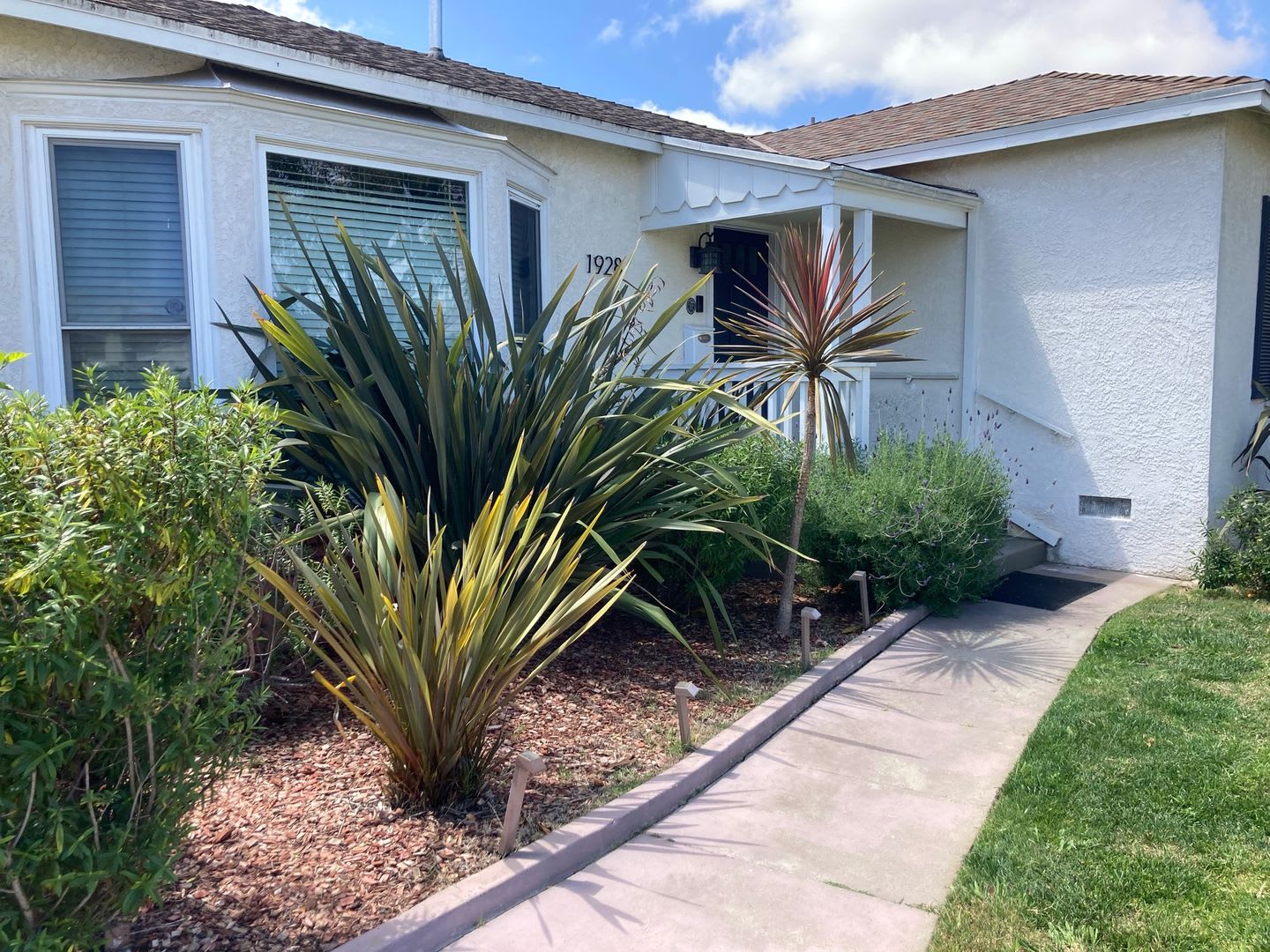 $3,795! Spacious 3-Bedroom, 3-Bathroom Home in Los Angeles! 90047! – photo 2