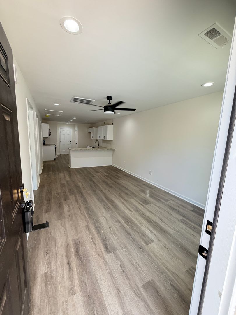New Construction 2026 2bd/2ba Triplex in convenient location. – photo 2
