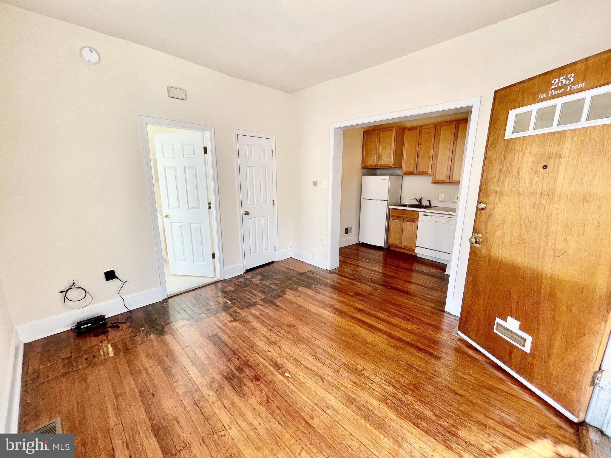 253 W HANSBERRY Street – photo 2