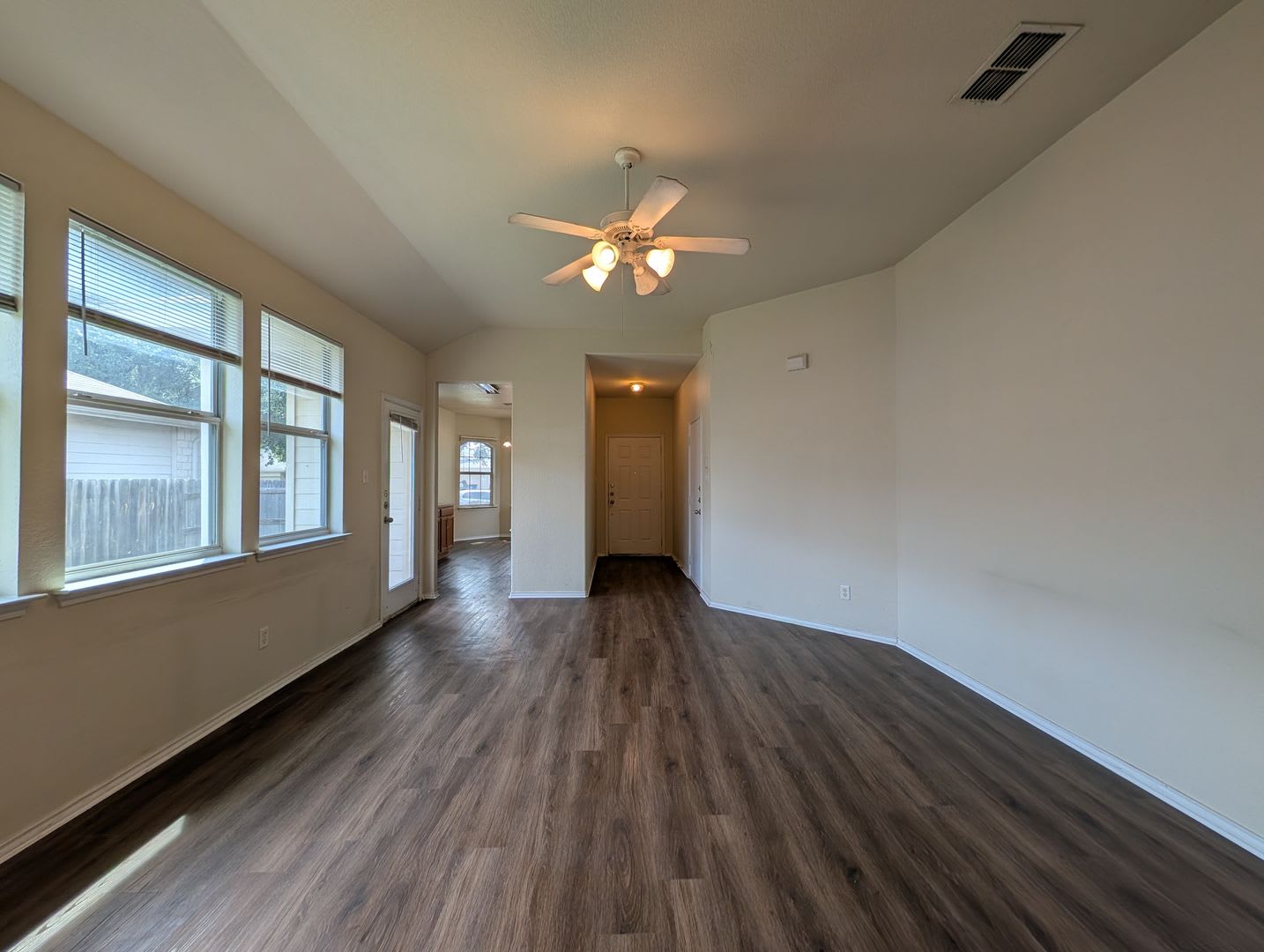 3 2 House Near Fisher Park Washer Dryer Included No Carpet Fenced In Yard Nbisd 2 Weeks Free Rent – photo 5
