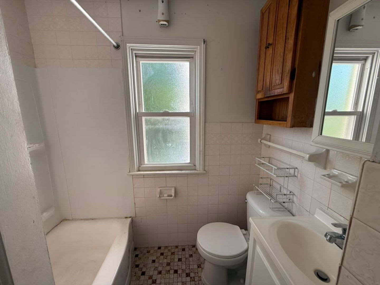 3-BED, 1 BATH BEAUTIFUL SINGLE- FAMILY HOME IN MAPLE HEIGHTS! – photo 2