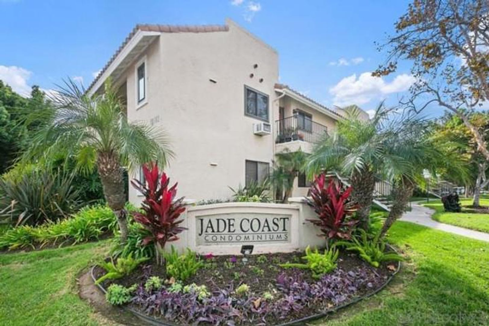 HUGE 2 bed Luxury condo, AC, W/D, tons of upgrads move in specials! – photo 1