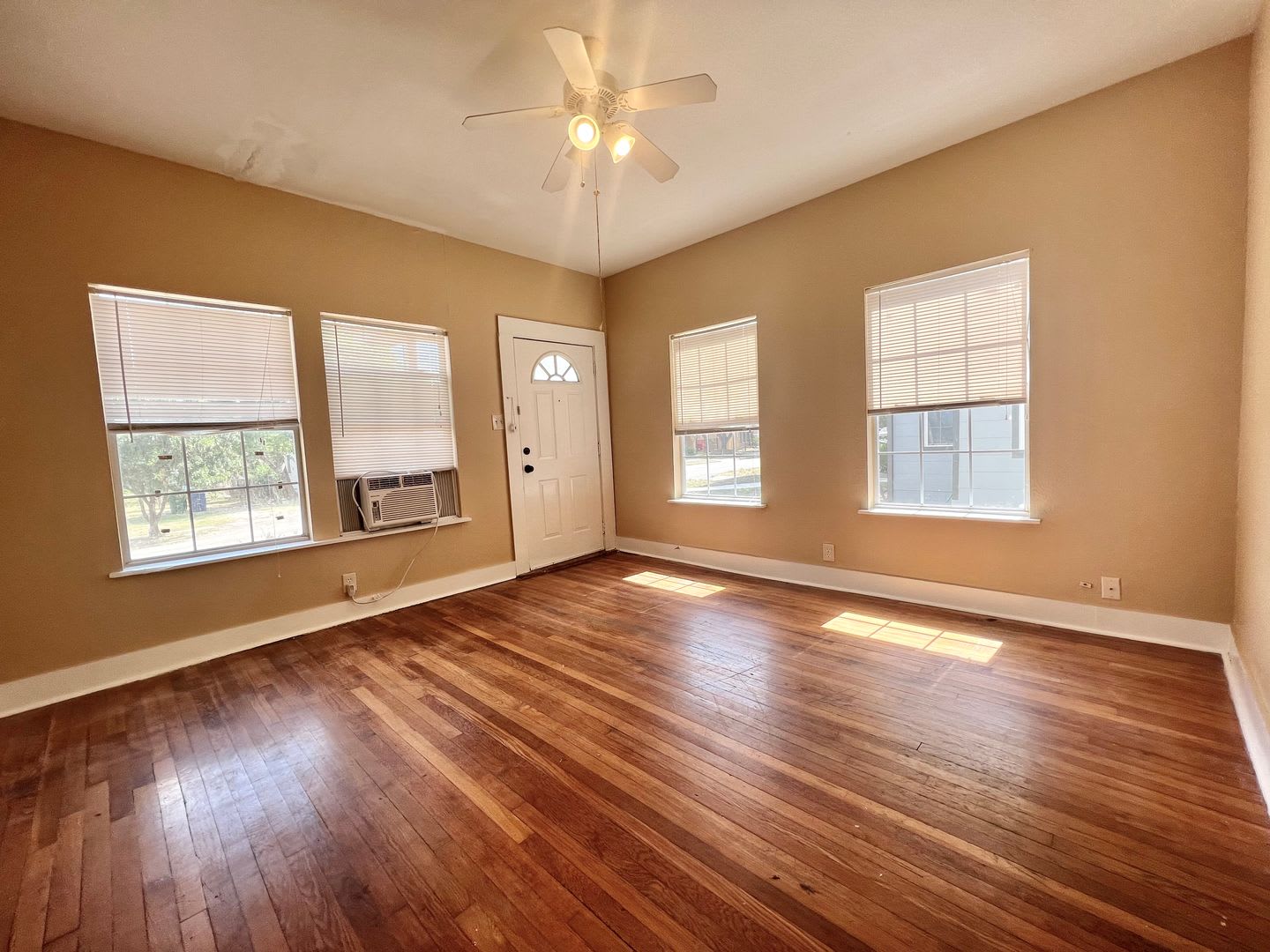 *MOVE IN SPECIAL* Charming Highland Park Duplex — Cozy City Living in the Heart of San Antonio – photo 2