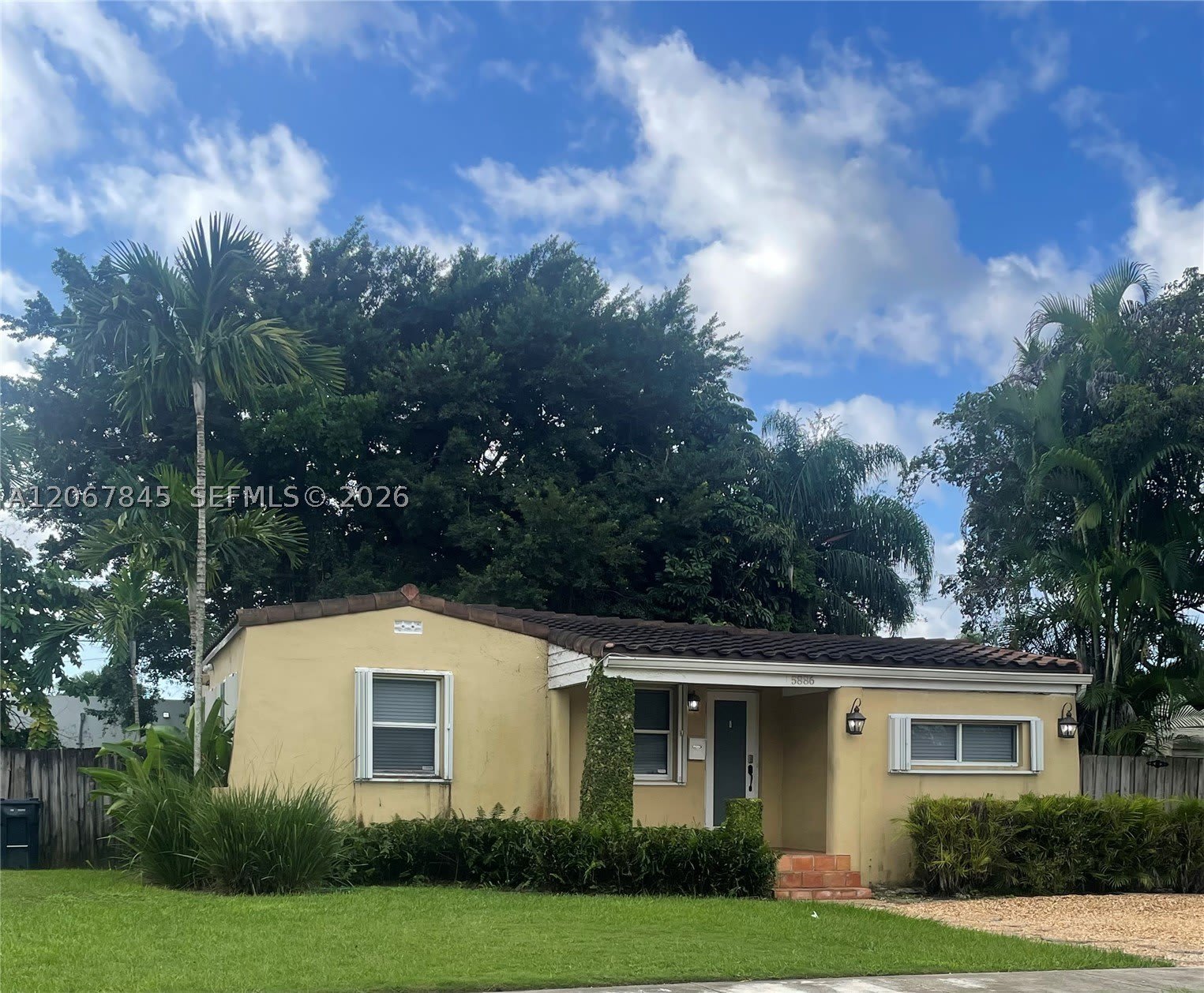5886 SW 42nd St – photo 1