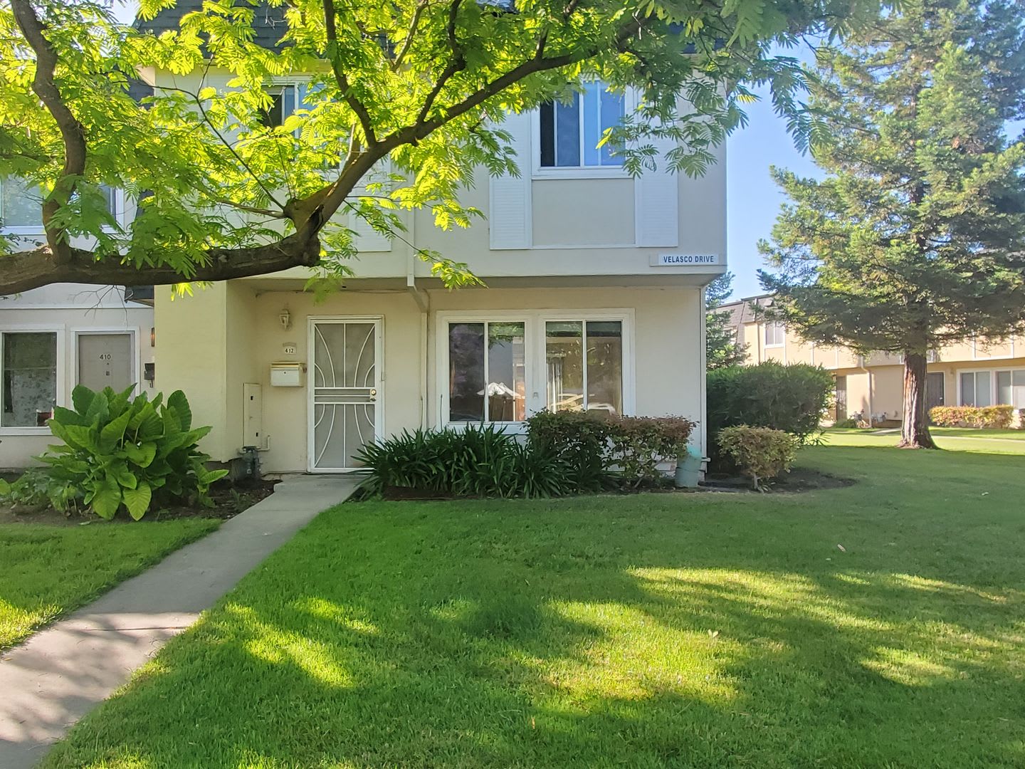 Spacious 2-Story Townhome, A/C, Remodeled Bathrooms, Fresh Paint, Patio, 2C Parking, Great Location! – photo 1