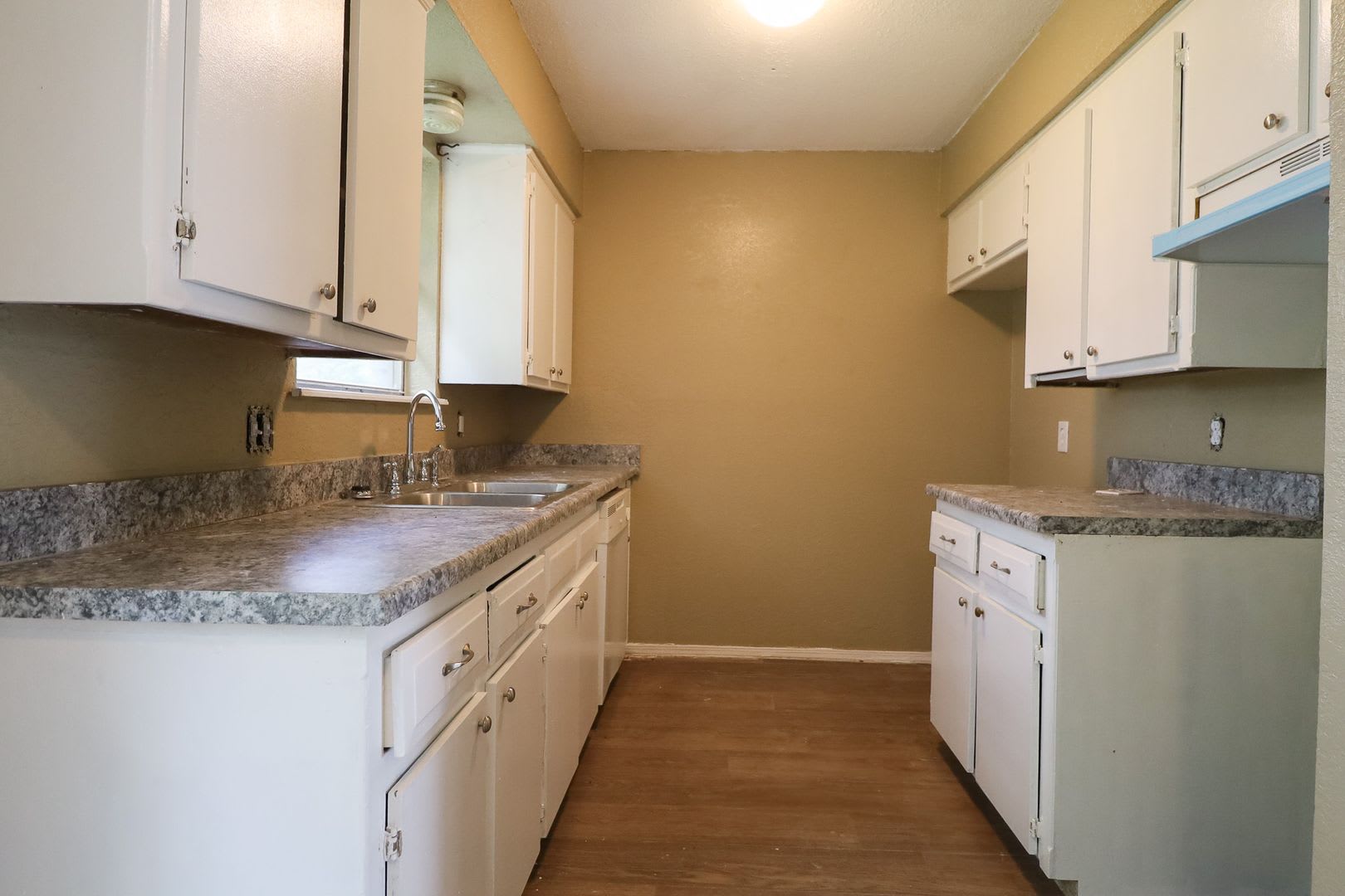 Midtown 3 Bedroom Gem! Available Mid/Late August – photo 5