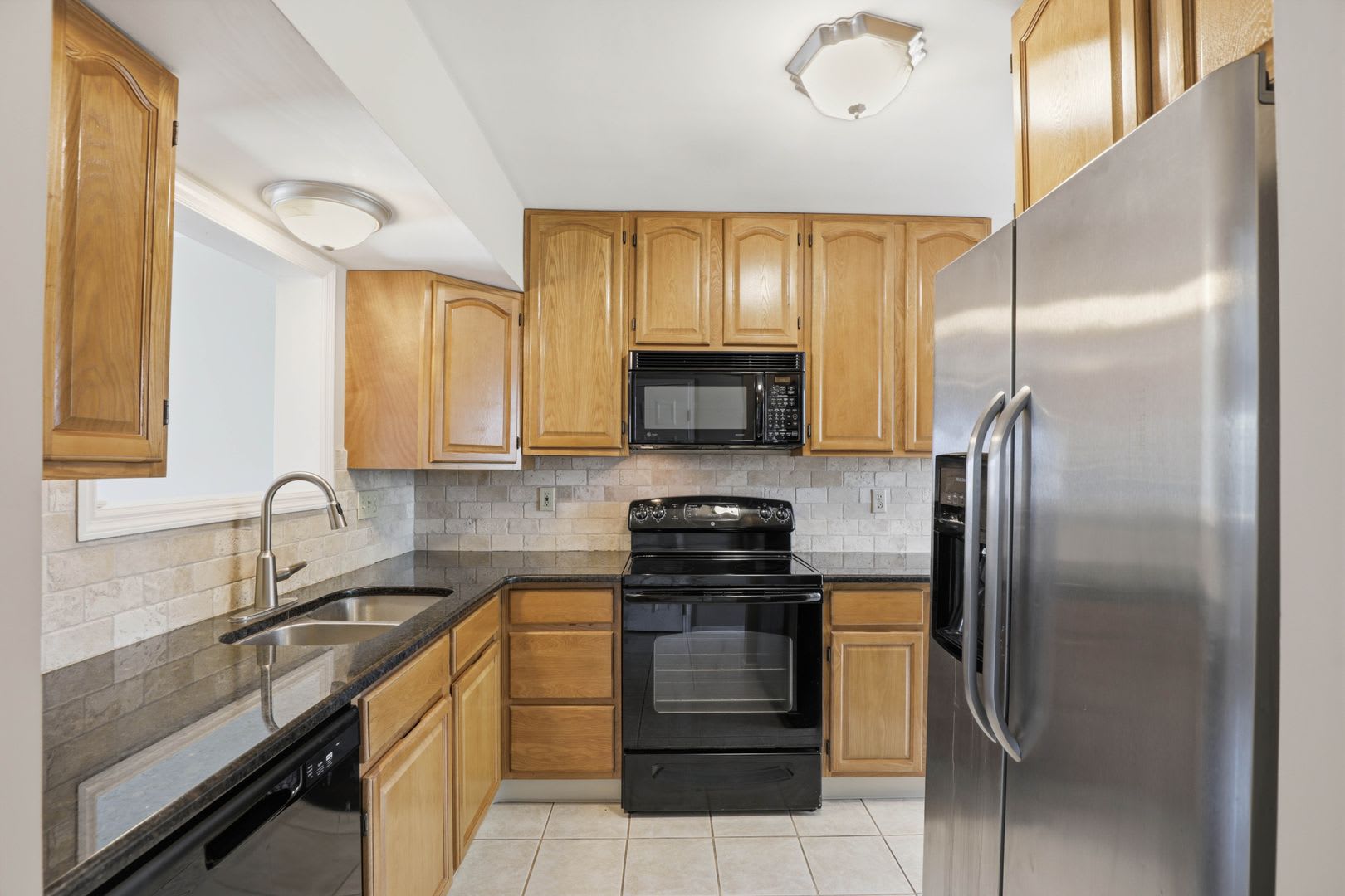 Stunning 3 Bedroom Townhome Available Now! – photo 3