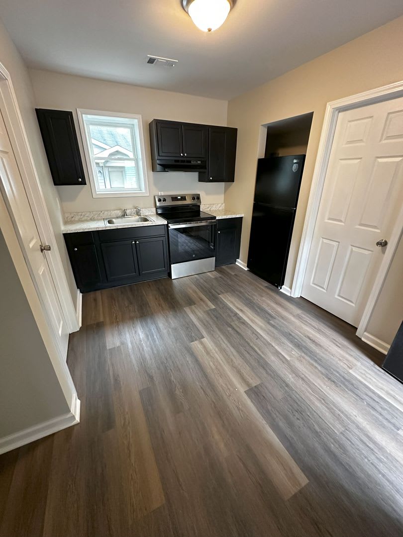 For Rent Beautifully Renovated 2 Bed 1 Bath Home Modern Upgrades Throughout – photo 4