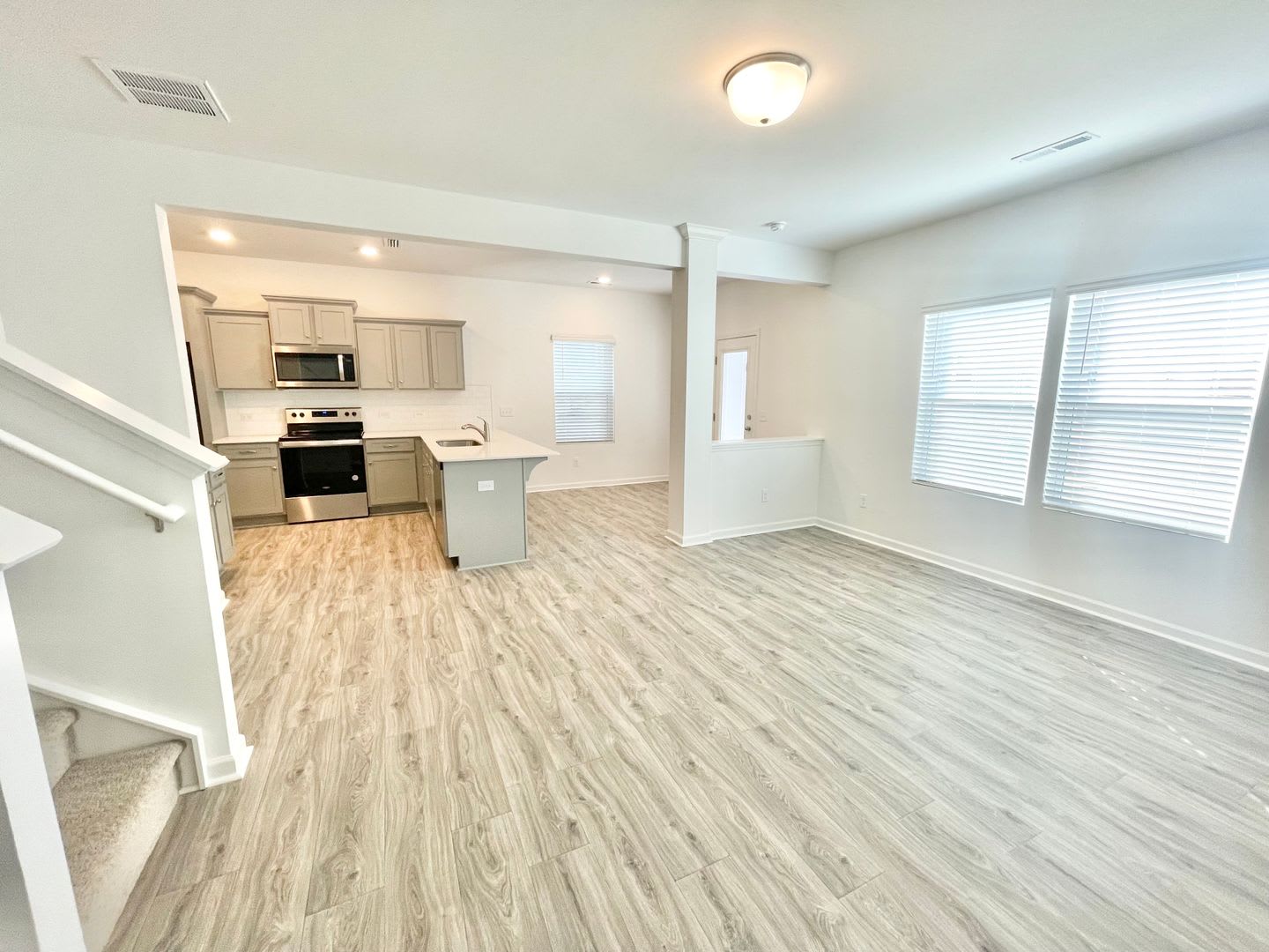 Beautiful 3Br 2 5Ba Home With Owner S Suite Designer Upgrades Available 08 20 – photo 4