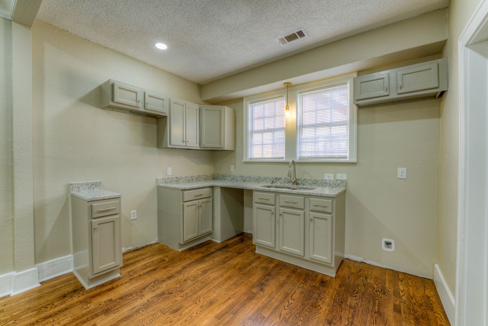 Beautiful 3-Bedroom Home with Modern Kitchen & Ensuite – photo 4