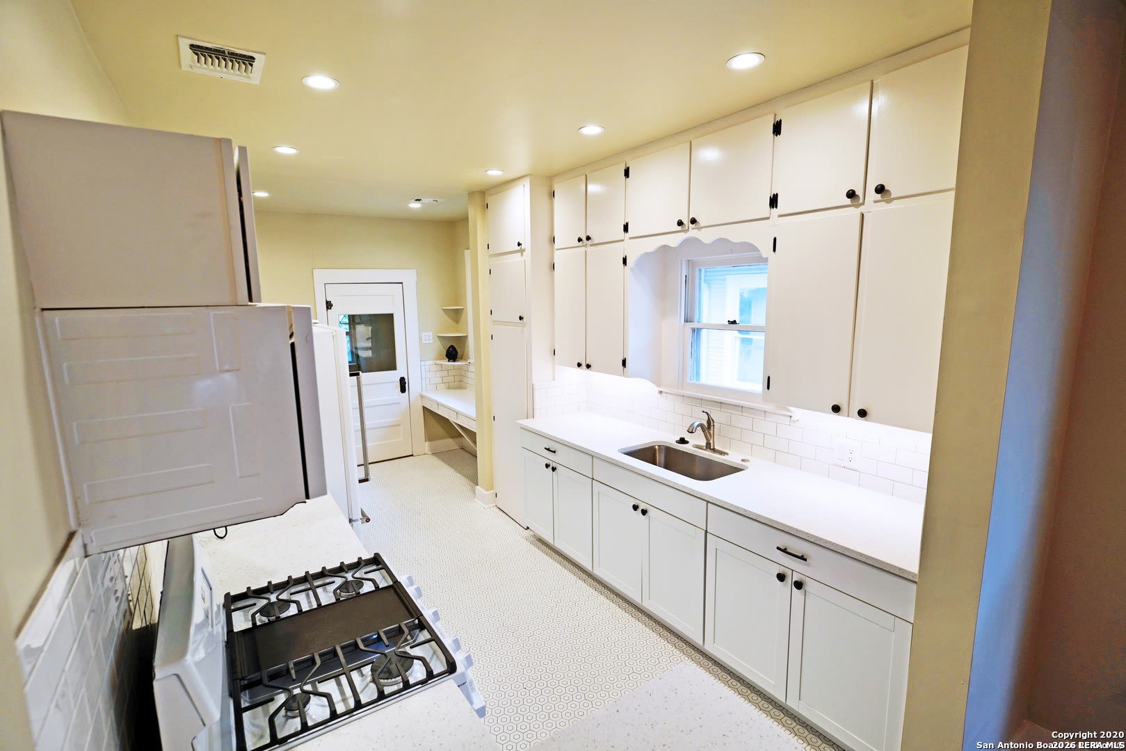 412 E MYRTLE ST – photo 3