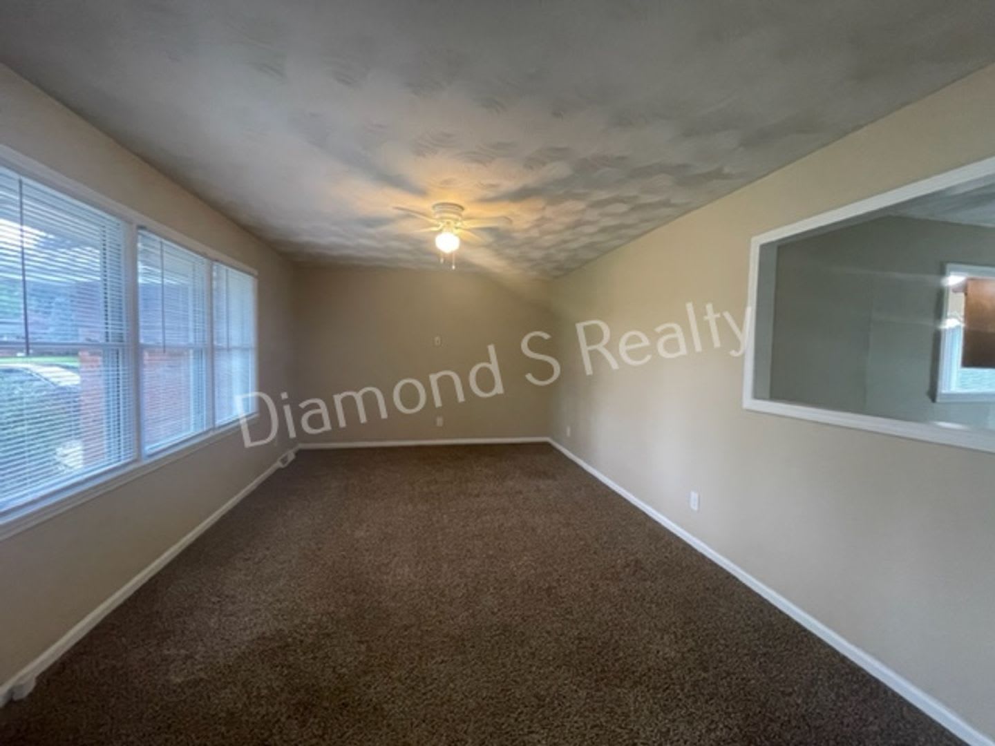 4 Bedroom Home Available Now! Southwest Springfield! – photo 5