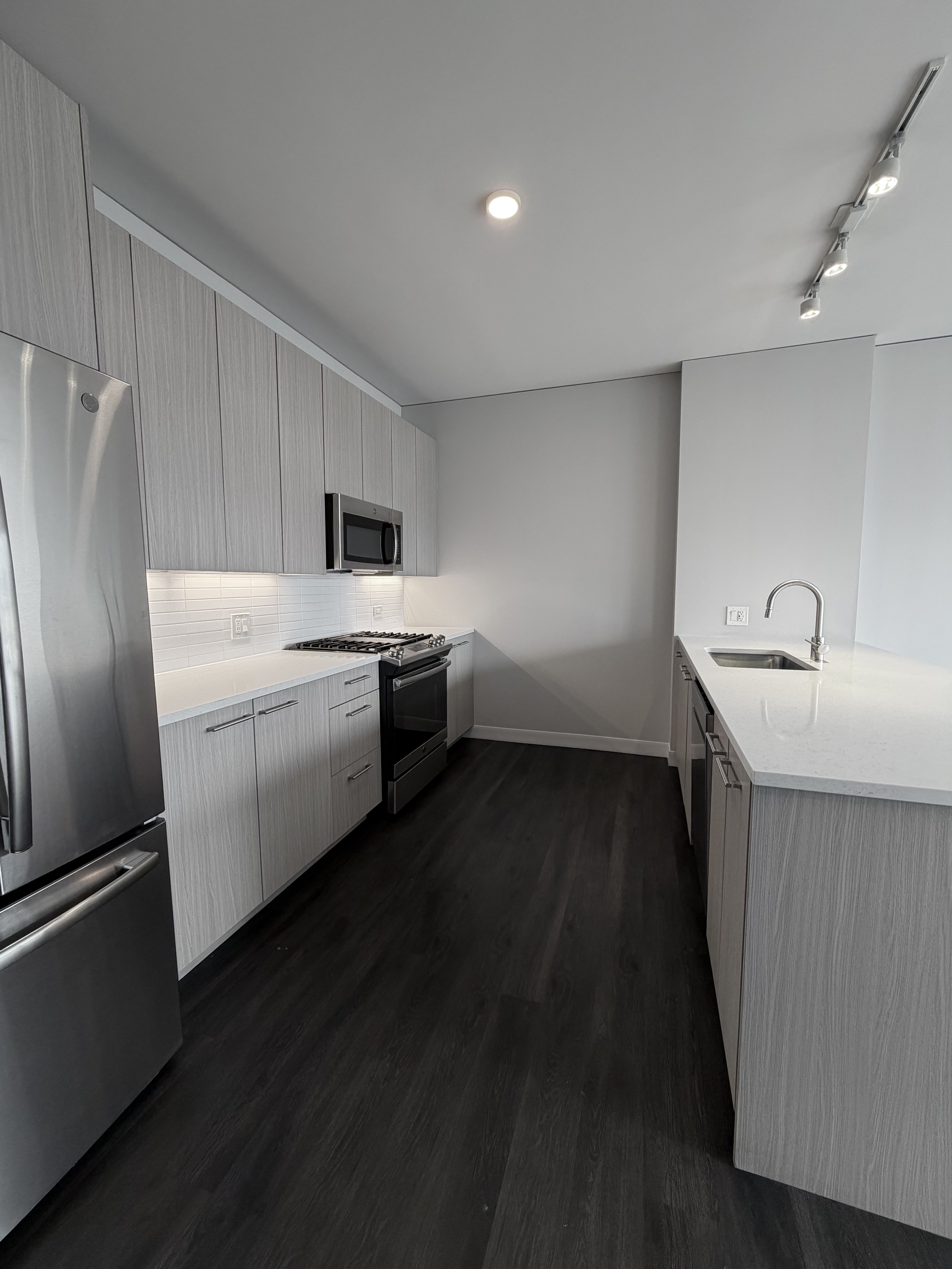 901 W Adams St – photo 2
