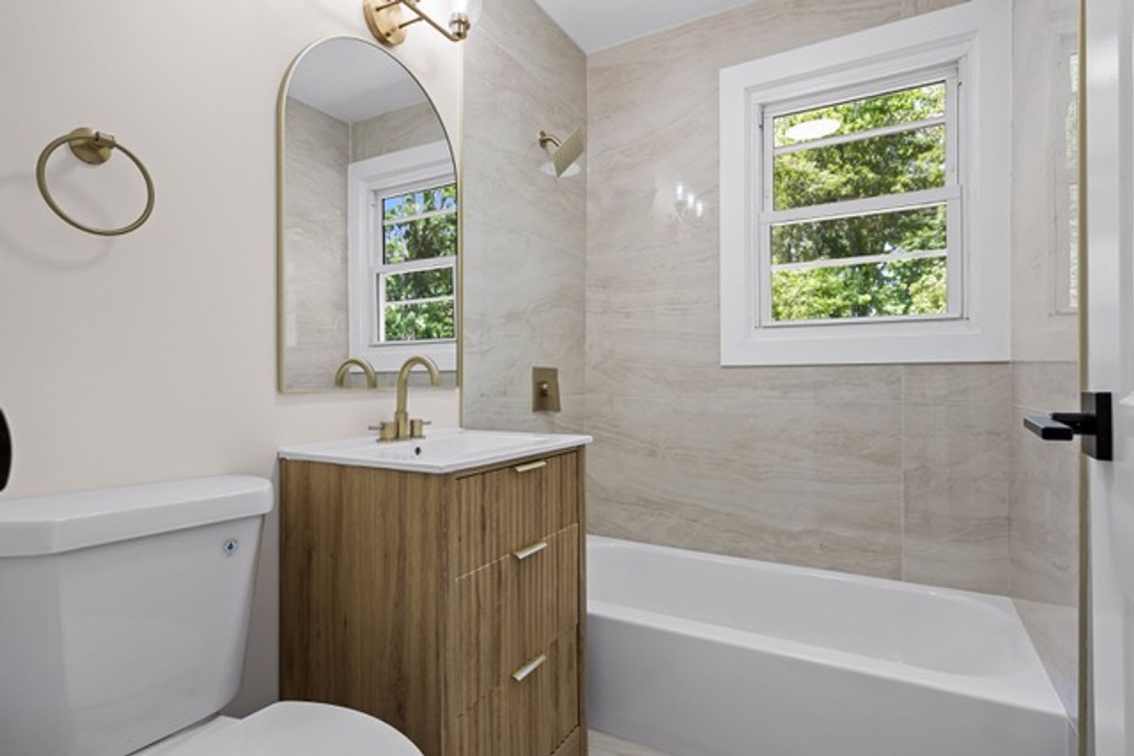 Spacious 3-Bedroom Home with Large Yard in Browns Mills – photo 3