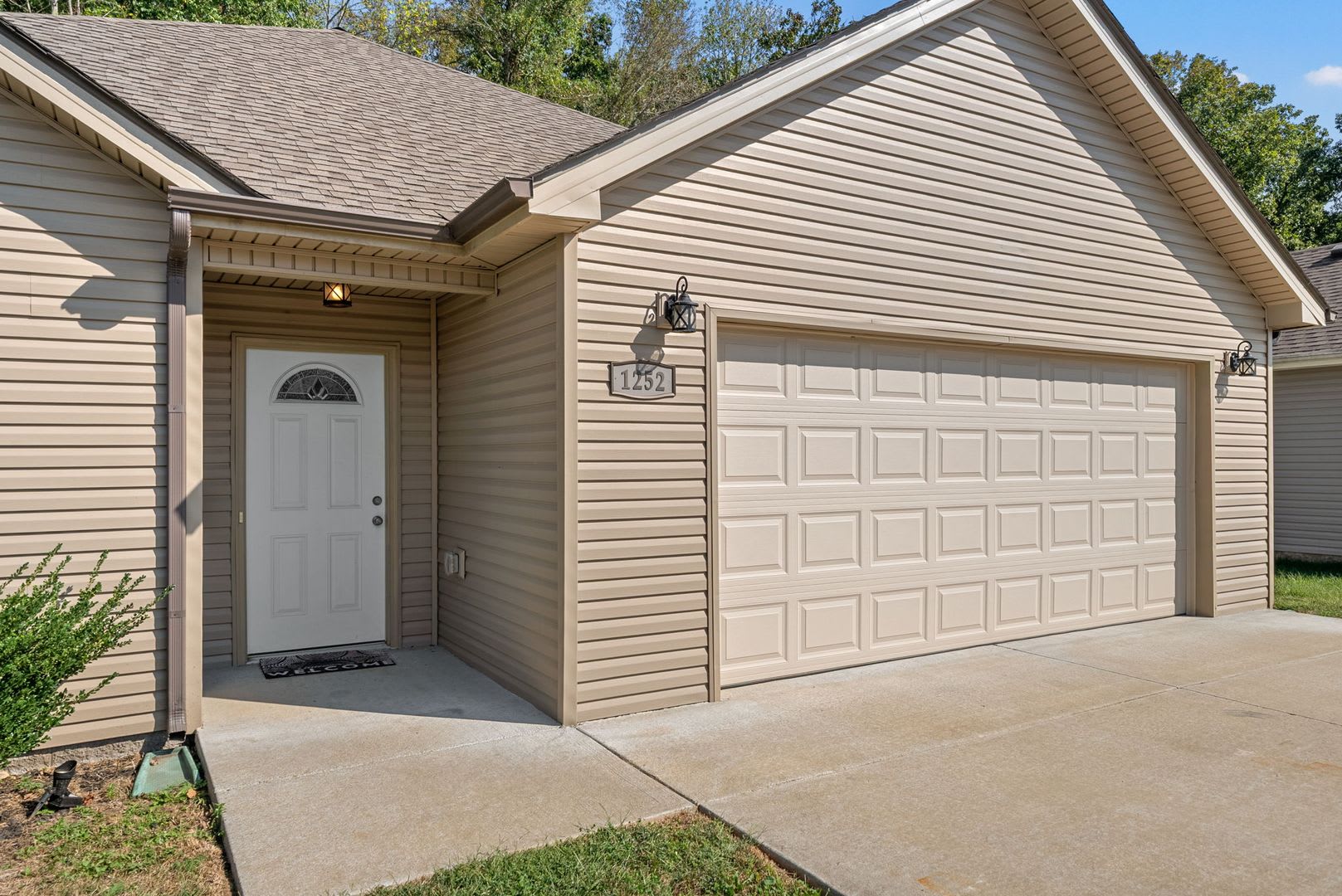 Pet Friendly Three Bedroom! Six Month Lease Only! – photo 3