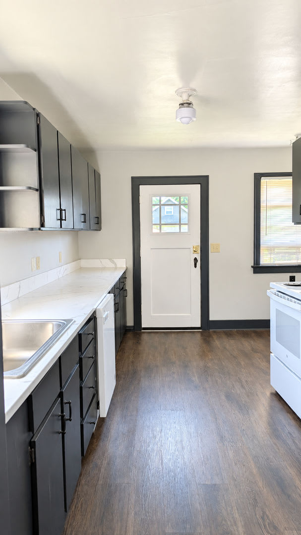 Limited-Time Offer: $25 Application Fee, Apply Today! Spacious 6 Bedroom, 2 Bathroom Home! – photo 3