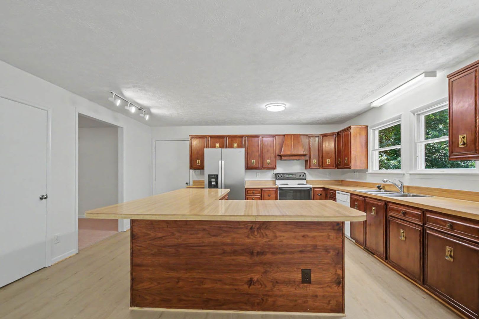 Refreshed 3Br 2Ba Ranch On A Cul De Sac Williamsburg West – photo 3