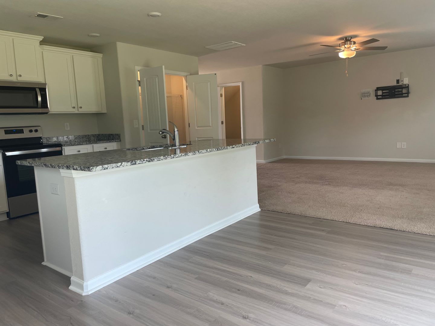 Spacious 3-bedroom with a massive Owner's Retreat and Dual Closets. – photo 3