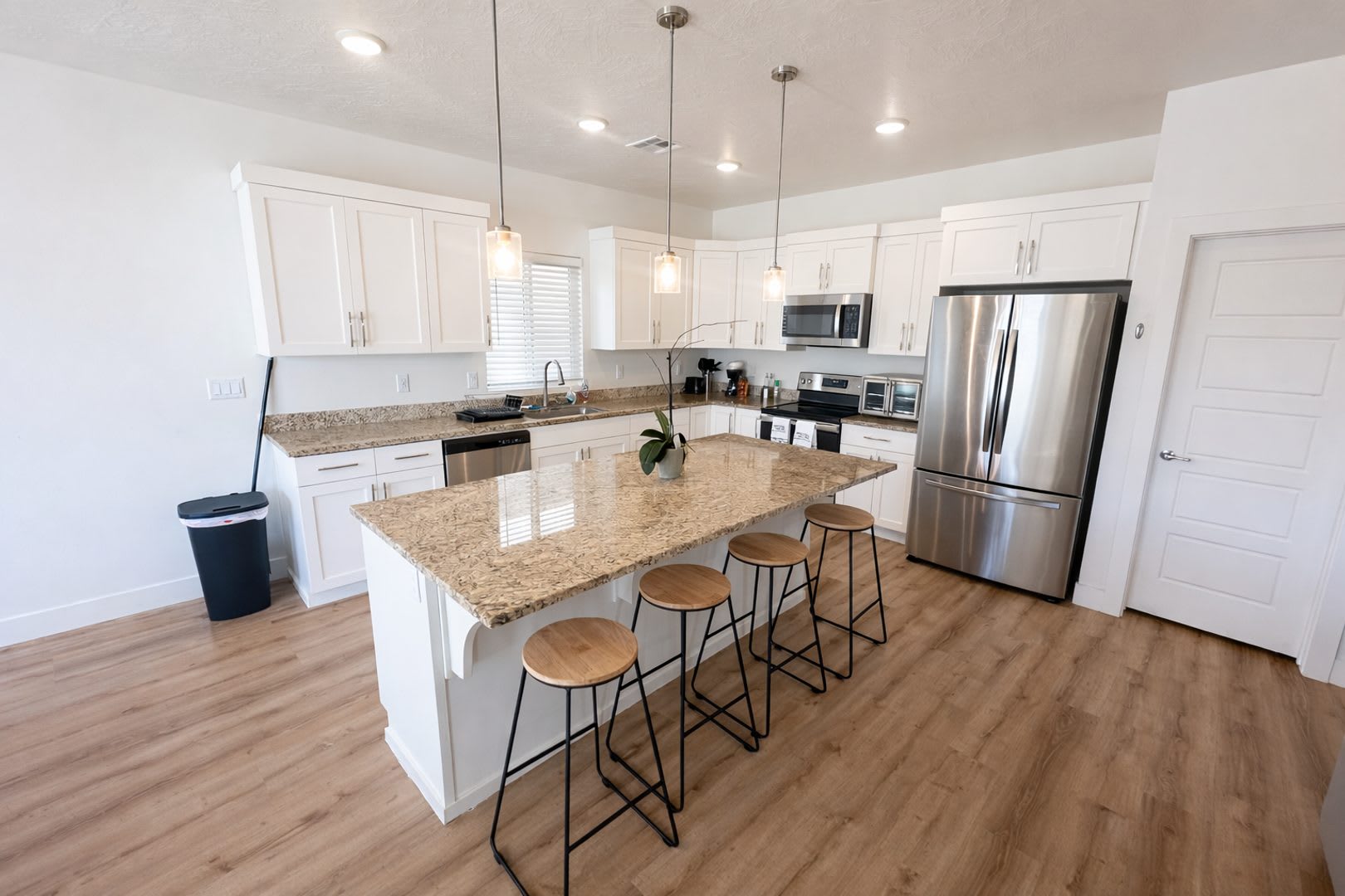 4 Bed Stand Alone Home 6 Month Lease – photo 5