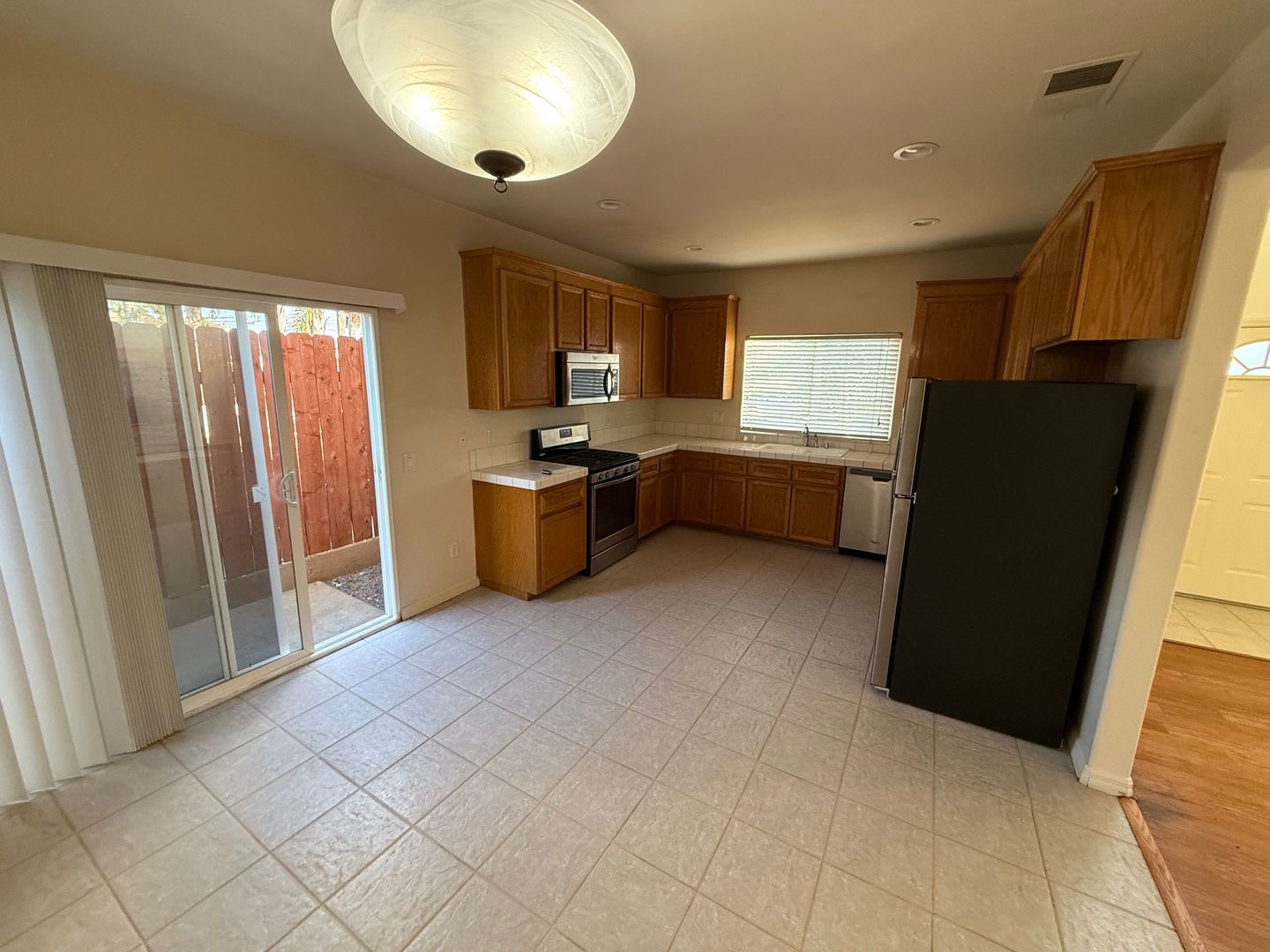 Large 4 Bedroom 3 Bath House w/ 2 car garage – photo 5