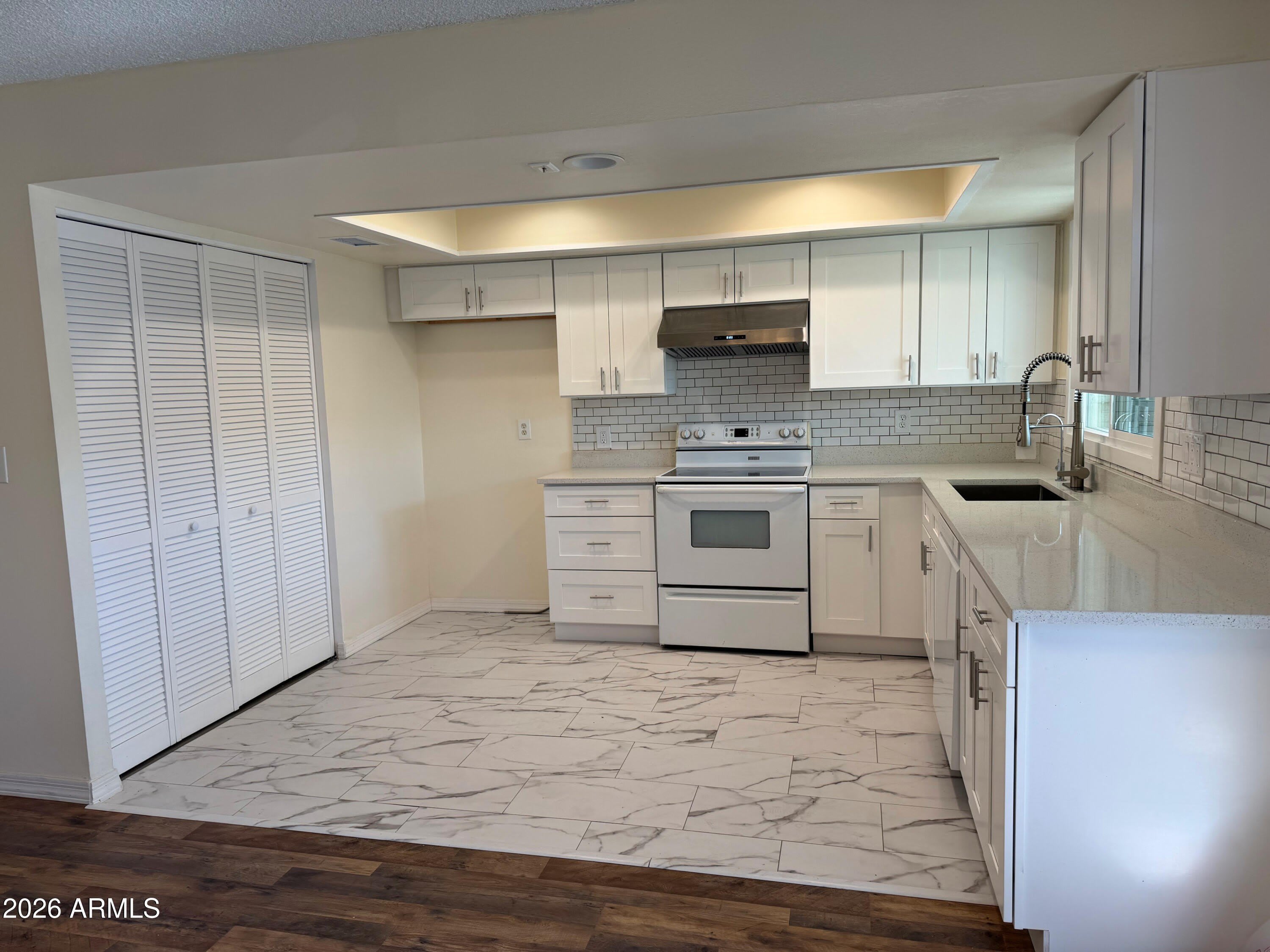 1657 W HAZELWOOD Street – photo 3