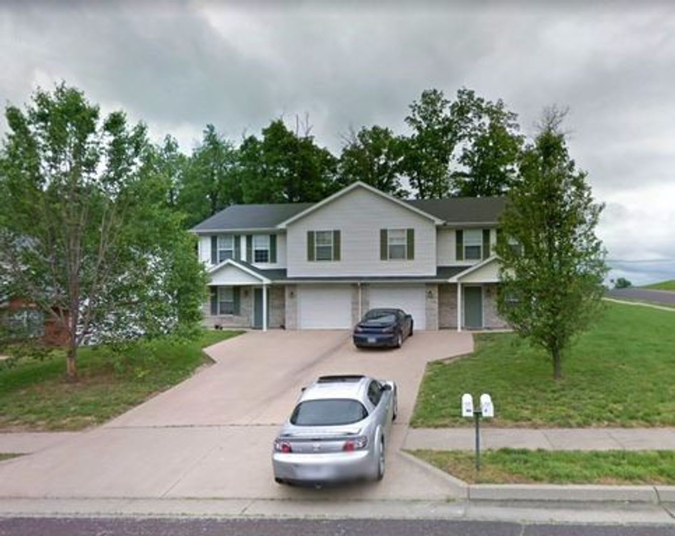 Spacious 4BR/2BA Duplex with 1 Car Garage 65201! – photo 1