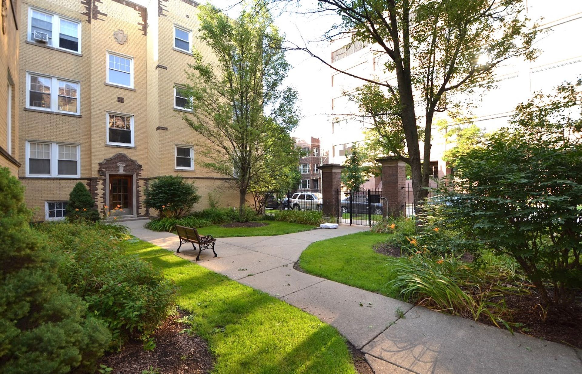 4406 N Rockwell St Unit 3 Apt – photo 2