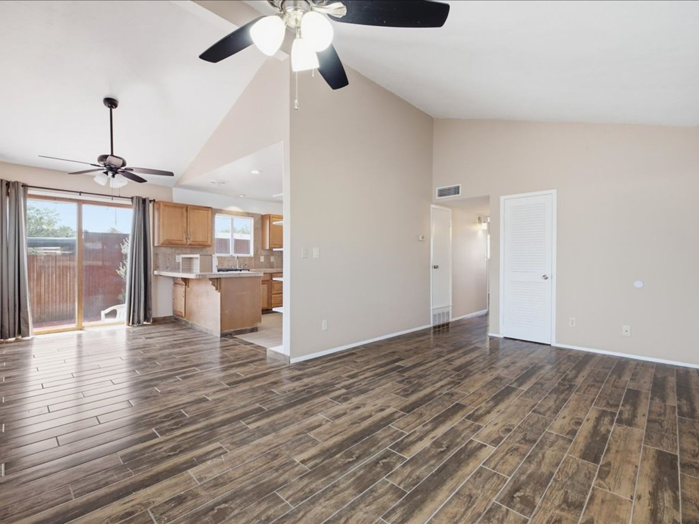 Charming 2 Bedroom Home With Spacious Yard Modern Features – photo 1
