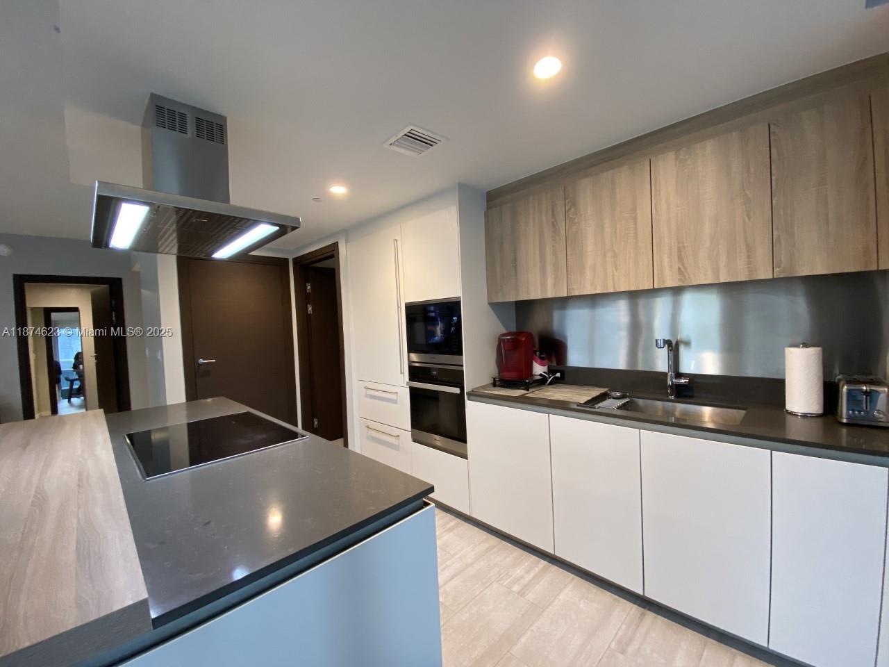 1000 Brickell Avenue – photo 4
