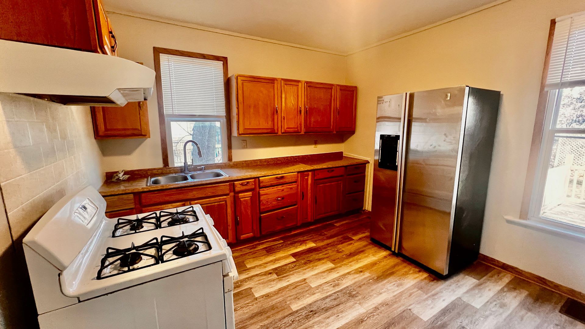Ginormous 6 Bed Single Family Home Main Level Laundry Appliances Included Rear Deck Front Porch Partially Fenced Yard – photo 5