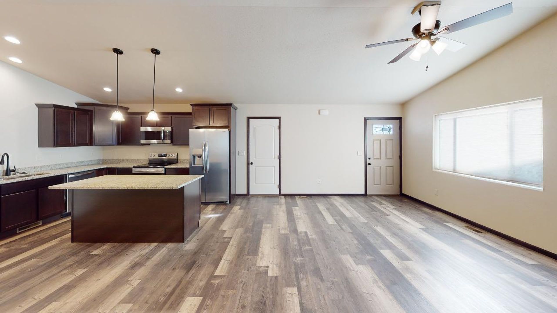 Stylish Living in a 3-Bed, 2-Bath Townhome with a 2-Car Garage – photo 4