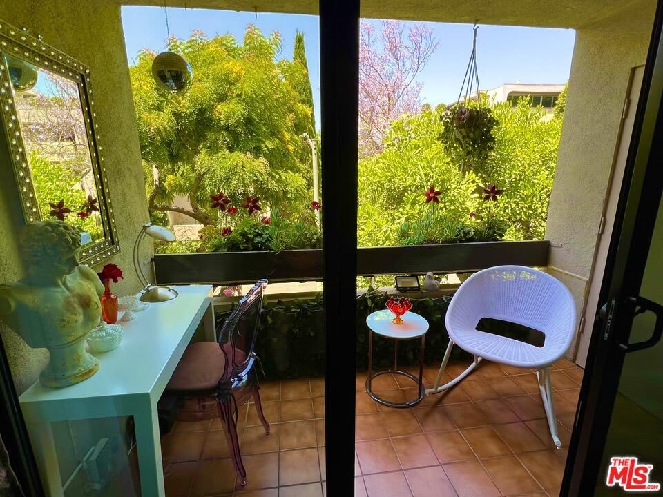 950 N Kings Rd – photo 2