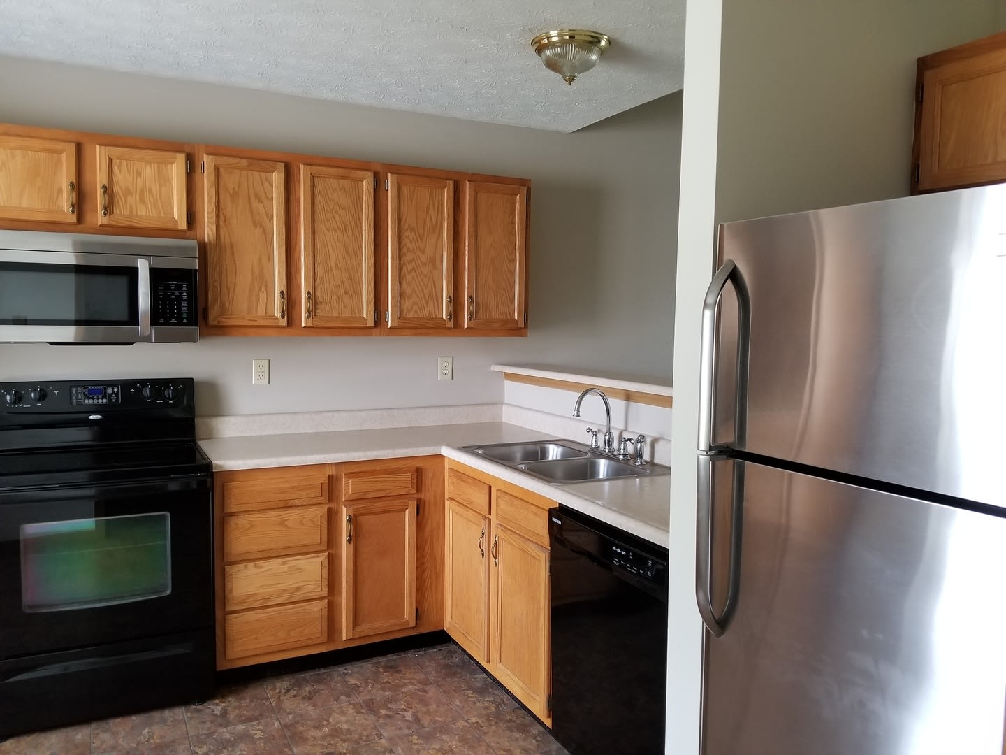 Spacious 3-Bedroom, 2-Bathroom Duplex with 2-Car Garage! – photo 3