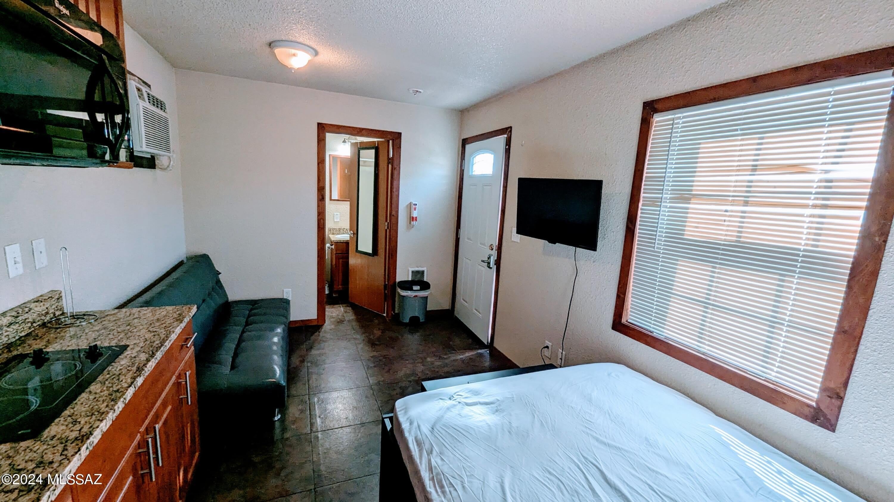 121 E Roger Road – photo 4