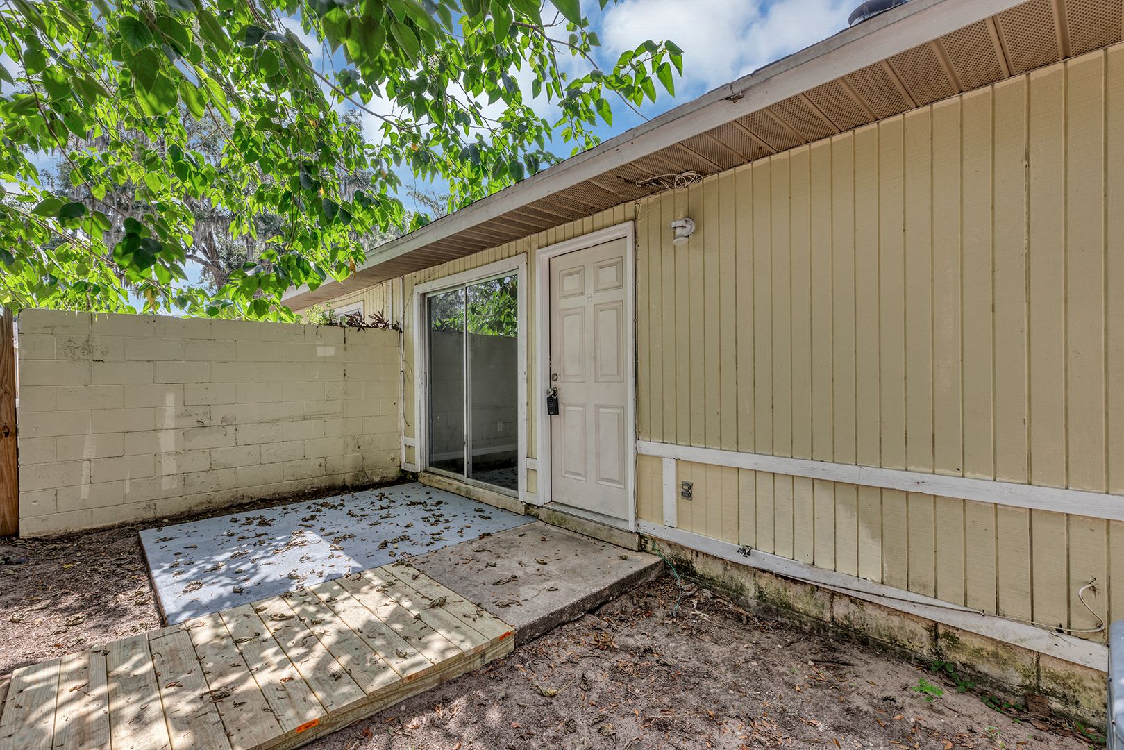 Spacious 3Br 2Ba Ocala Home With Modern Finishes Fireplace Floor To Ceiling Sliding Glass Doors Private Fenced Patio – photo 5