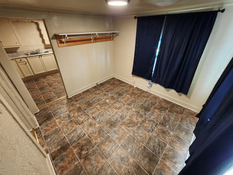 700 1/2 W 16th Street (BILLS PAID- not including tv or wifi) – photo 4