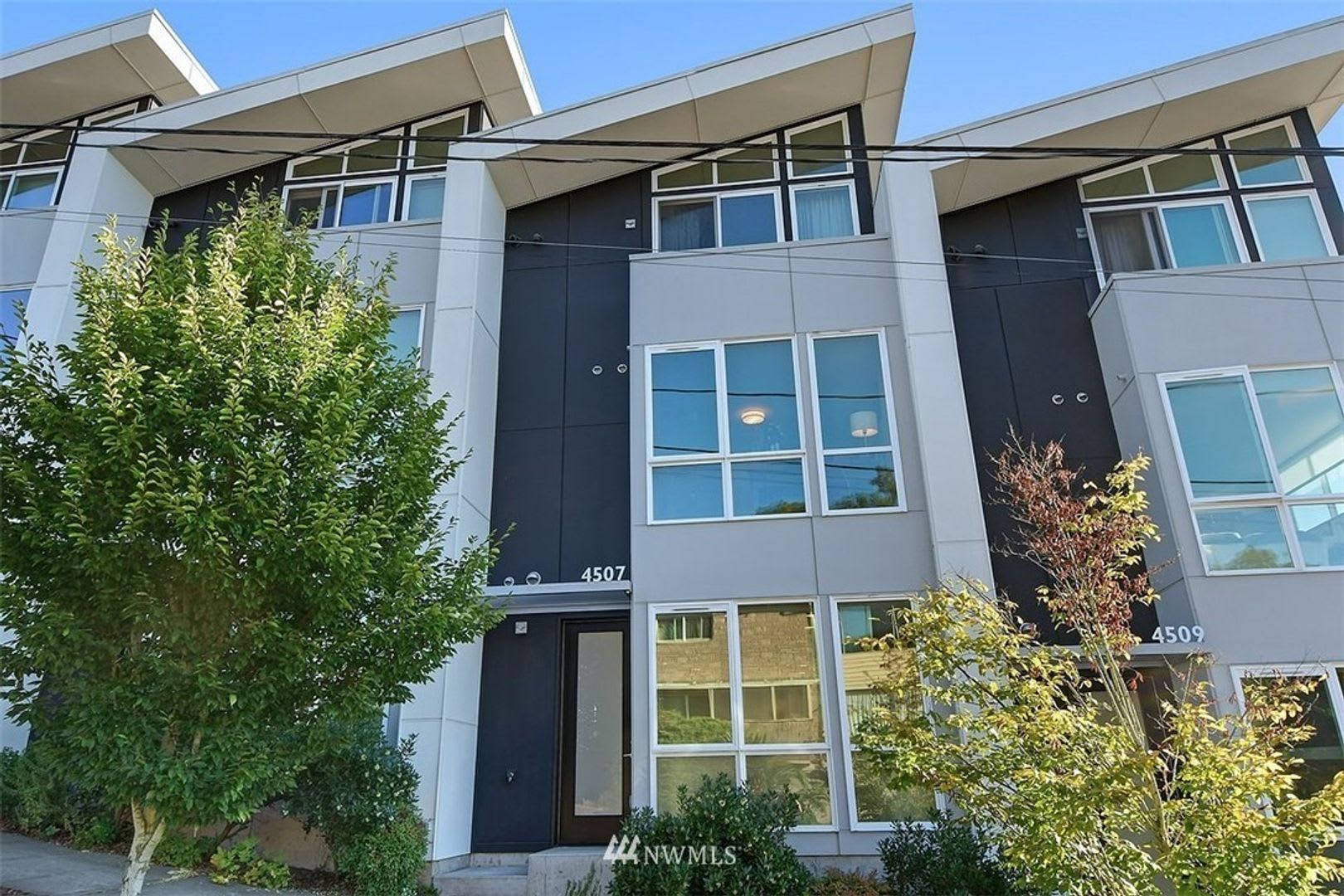 Spacious West Seattle Townhome With Rooftop Deck and Waterviews!! – photo 2