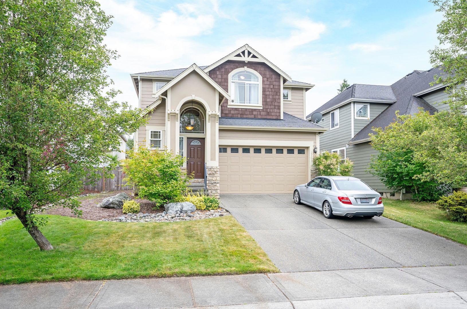 Spacious 4-Bedroom Home in The Oaks with Fenced Yard – photo 2