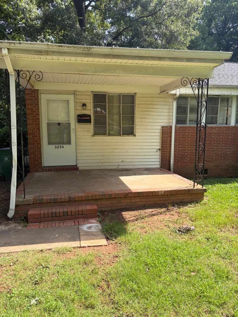 7 minutes away from Bank of America Stadium!! Move in Ready – photo 2